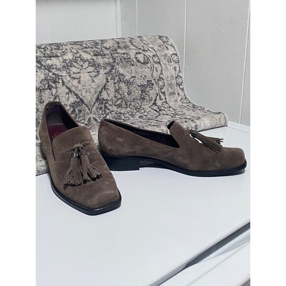 Stuart Weitzman Tassylady Suede Loafer in a Mocha Taupe Size 7 1/2" - Picture 4 of 7